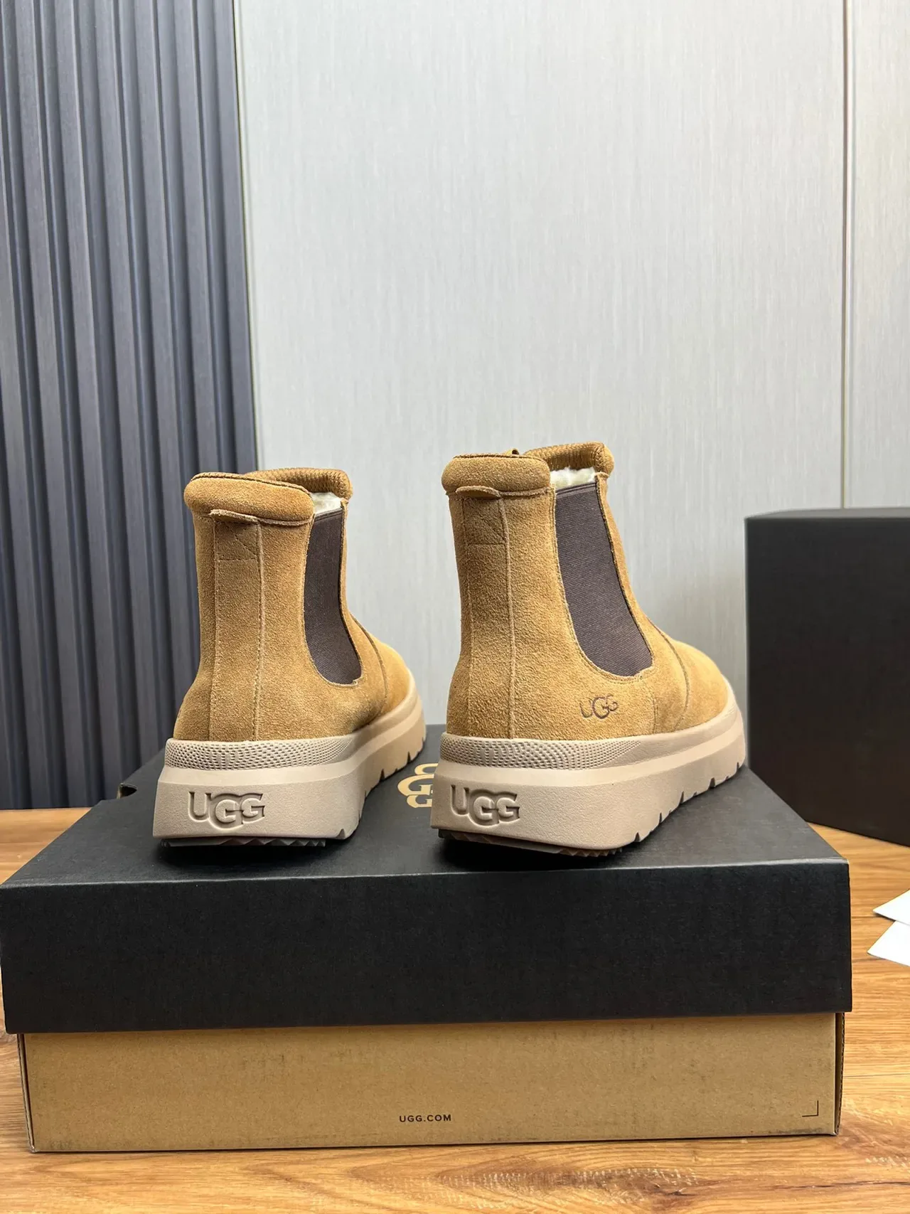UGG Botas Chelsea Bege Cinza Camurça com Gussets Elásticos Laterais 6