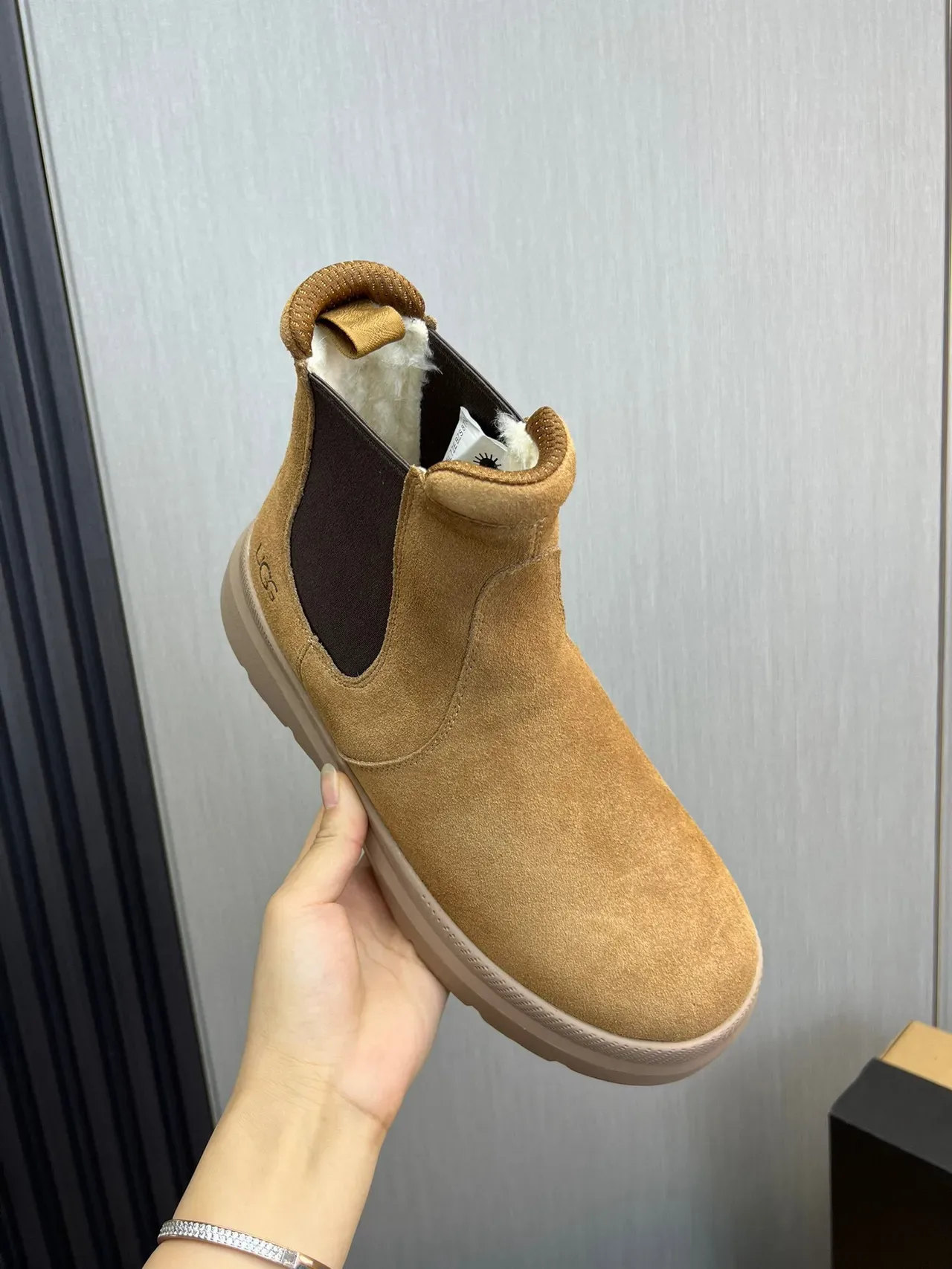 UGG Botas Chelsea Bege Cinza Camurça com Gussets Elásticos Laterais 7