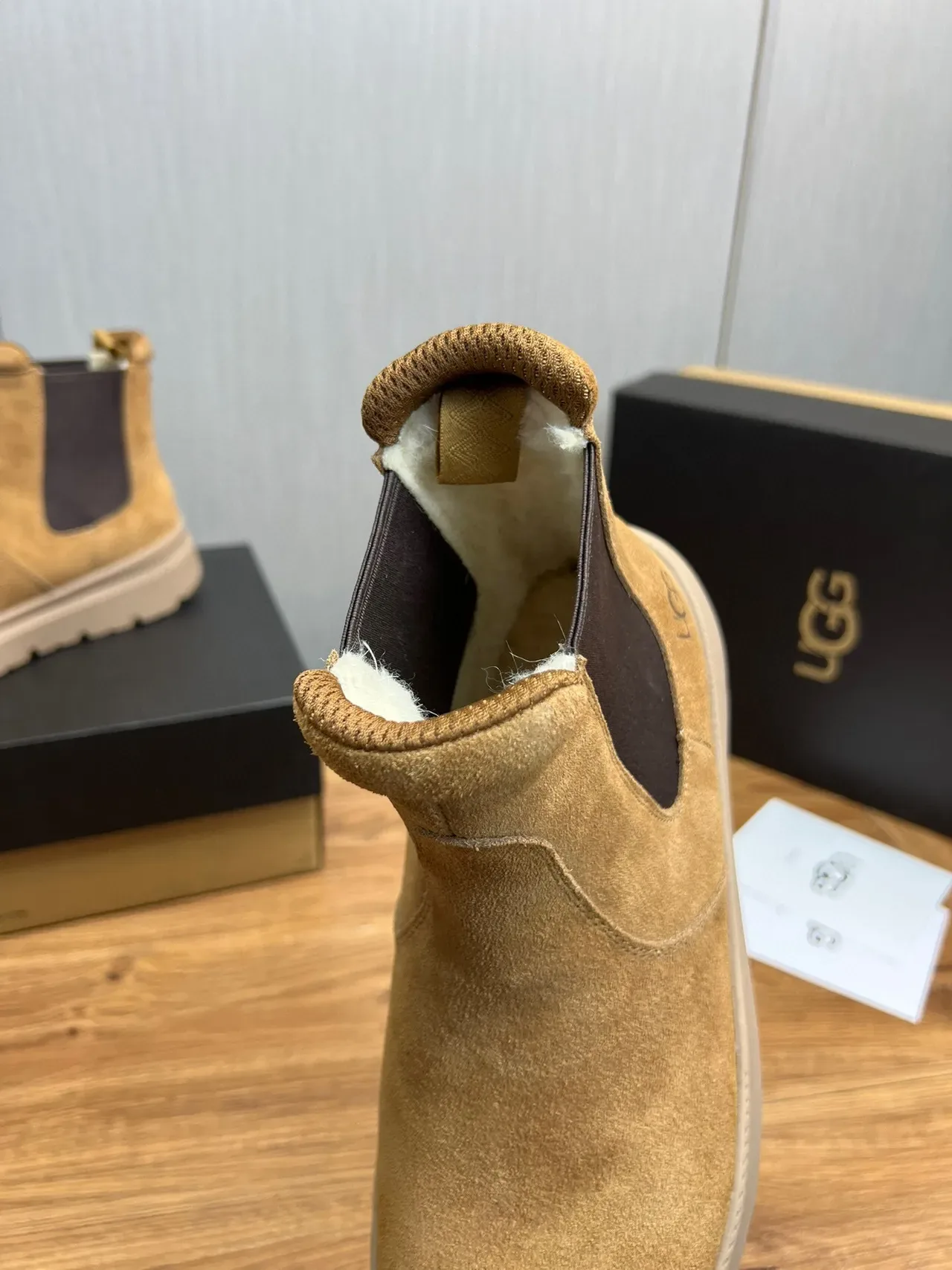 UGG Botas Chelsea Bege Cinza Camurça com Gussets Elásticos Laterais 8