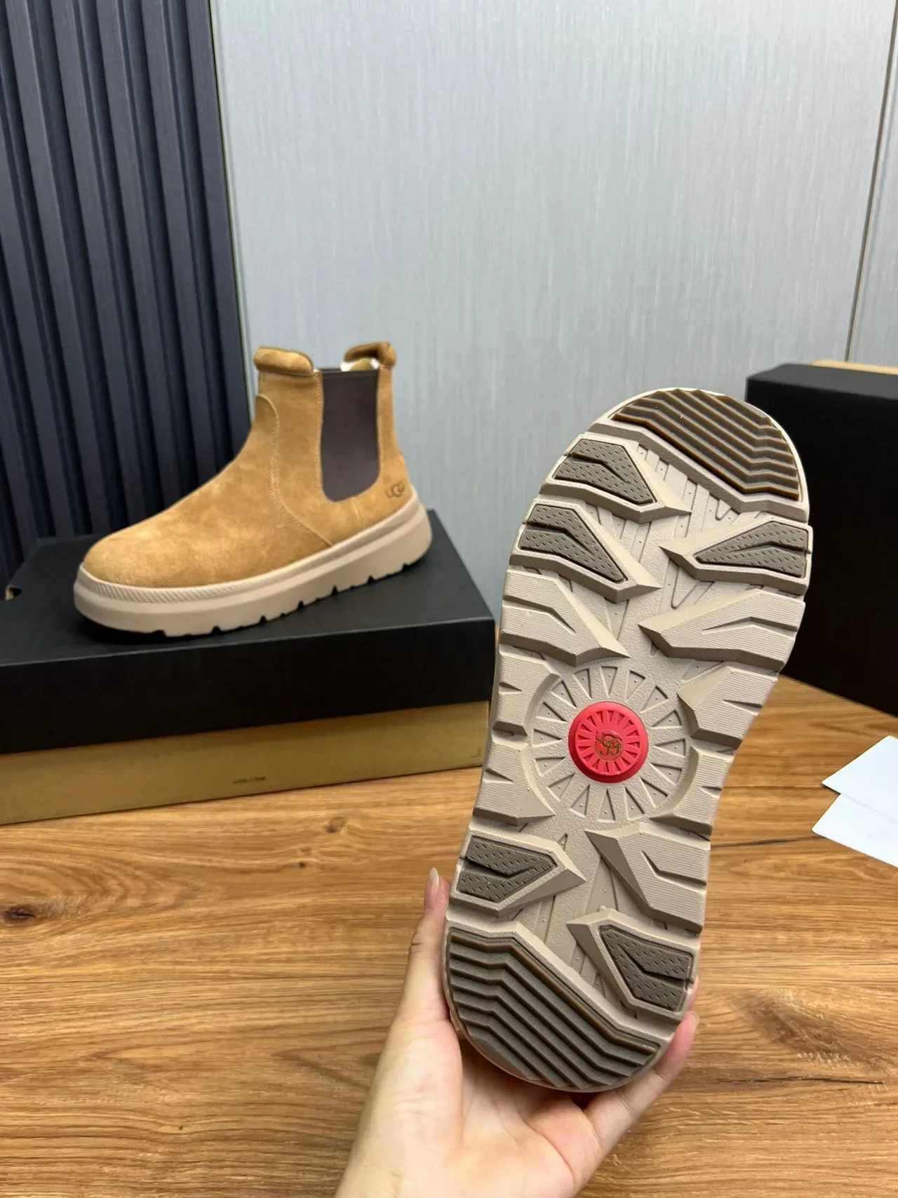 UGG Botas Chelsea Bege Cinza Camurça com Gussets Elásticos Laterais 9