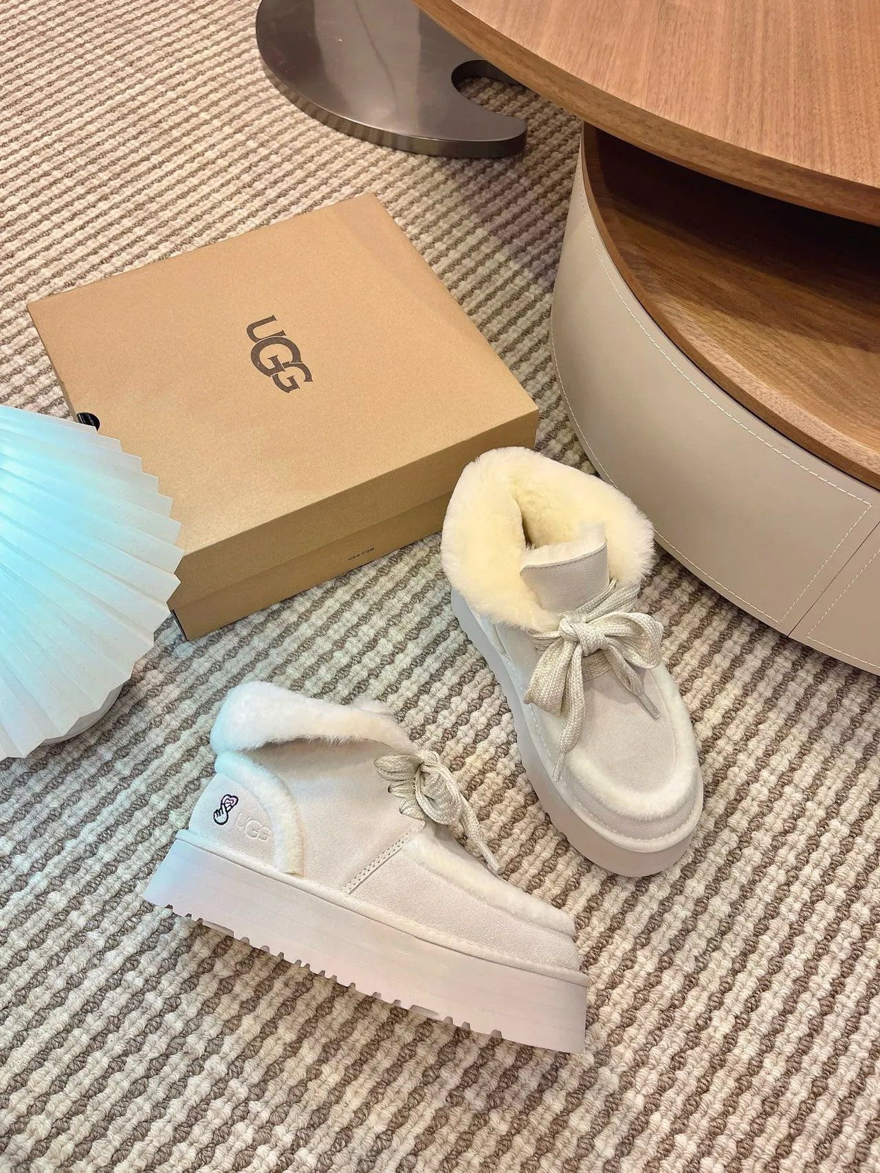 UGG 米色 白色 平台 底 羊毛内里 雪靴 2