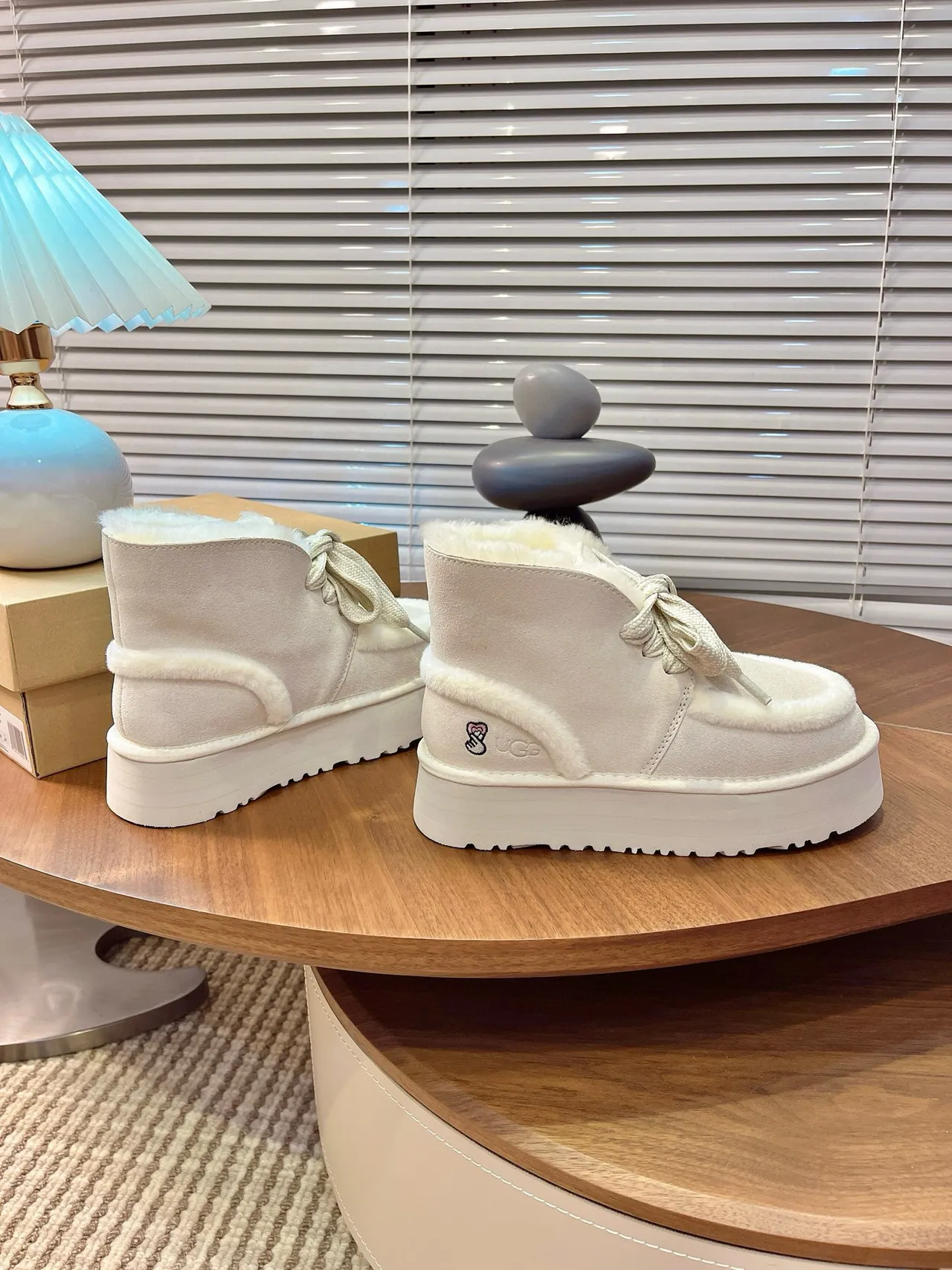 UGG 米色 白色 平台 底 羊毛内里 雪靴 3