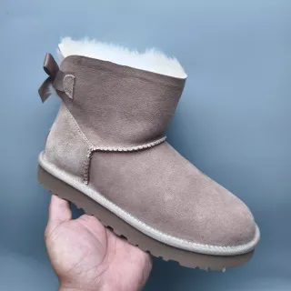 UGG भूरी सफेद सूड ऊपरी शियरलिंग लाइन एंक्ल बूट्स