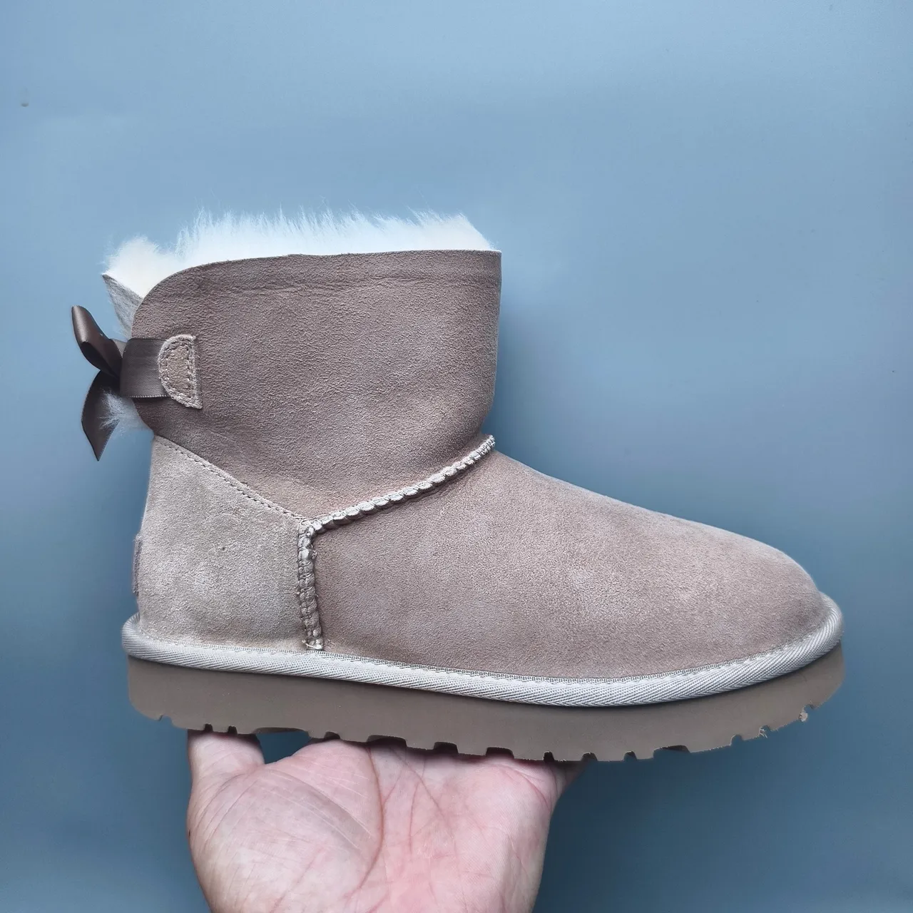 UGG भूरी सफेद सूड ऊपरी शियरलिंग लाइन एंक्ल बूट्स 2