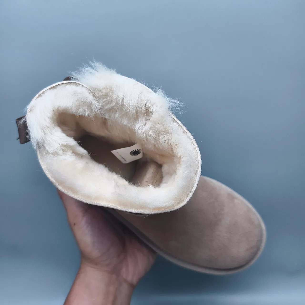 UGG भूरी सफेद सूड ऊपरी शियरलिंग लाइन एंक्ल बूट्स 3