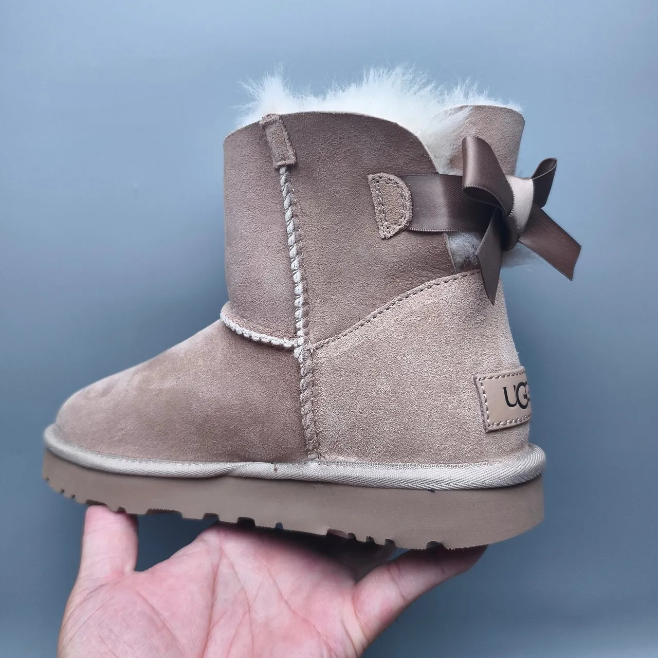UGG भूरी सफेद सूड ऊपरी शियरलिंग लाइन एंक्ल बूट्स 4