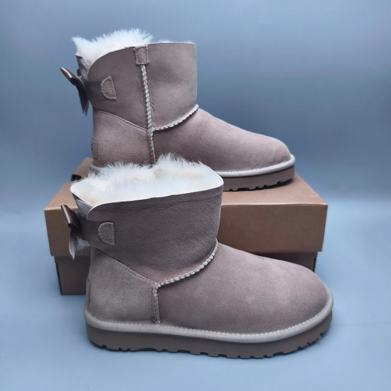 UGG भूरी सफेद सूड ऊपरी शियरलिंग लाइन एंक्ल बूट्स 5