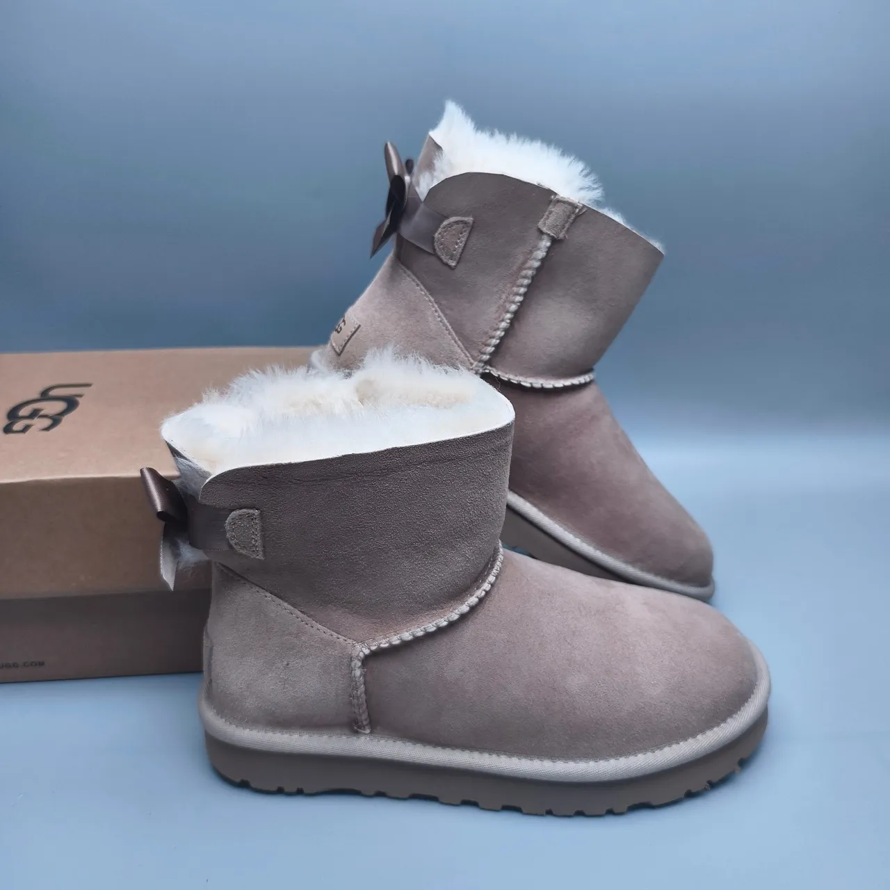 UGG भूरी सफेद सूड ऊपरी शियरलिंग लाइन एंक्ल बूट्स 6