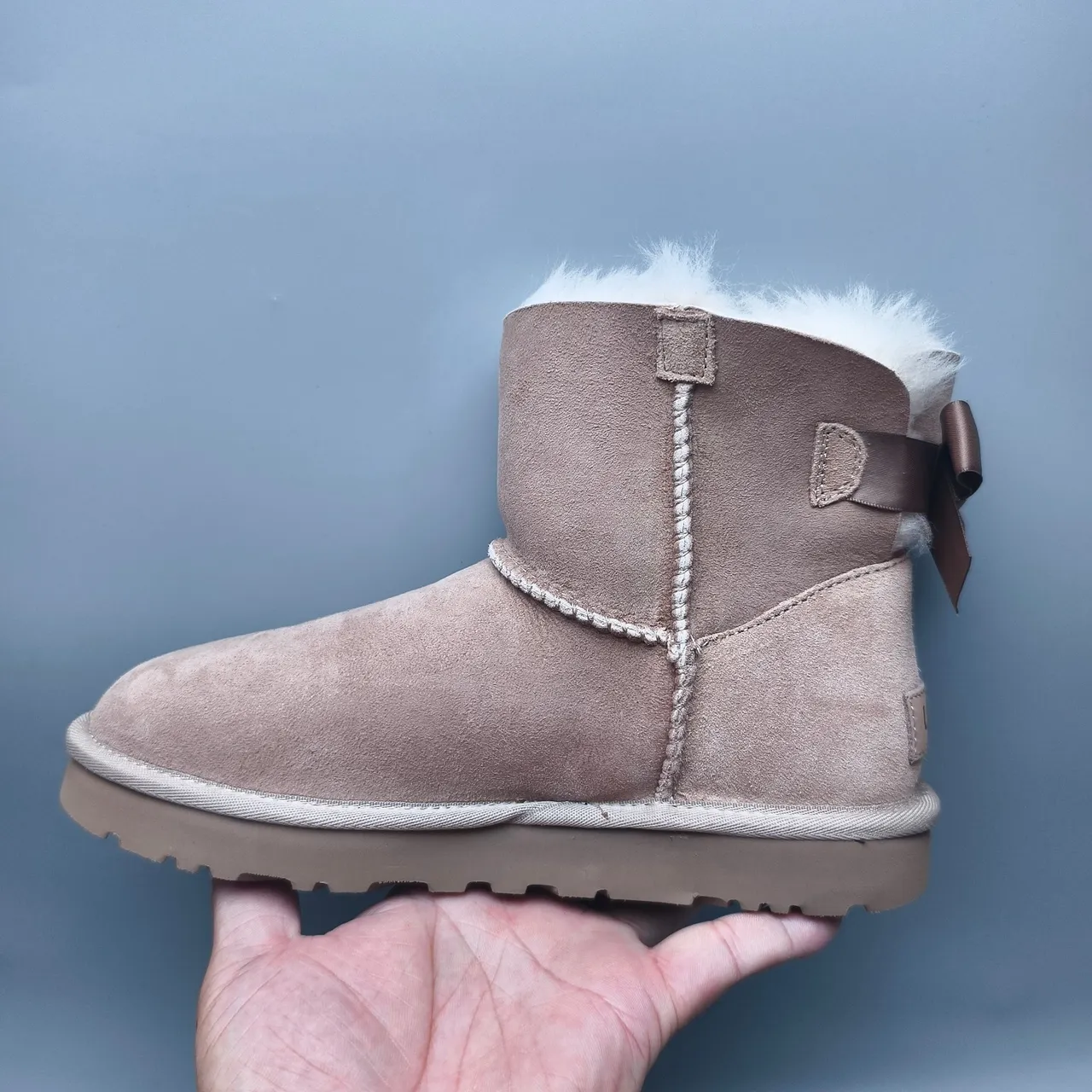 UGG भूरी सफेद सूड ऊपरी शियरलिंग लाइन एंक्ल बूट्स 7