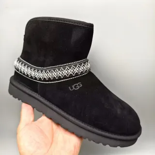 UGG ब्लैक सिल्वर सूड अपर इंब्रॉइडर्ड ज्योमेट्रिक बैंड स्नो बूट