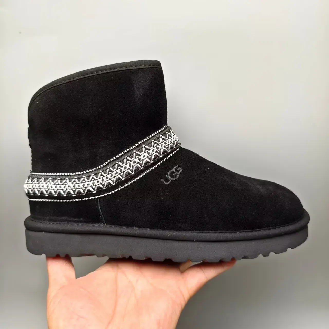UGG Botas de Nieve Negro Plata Superior de Ante Bordada Geométrica 2