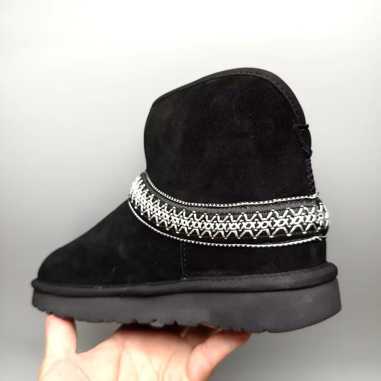 UGG Botas de Nieve Negro Plata Superior de Ante Bordada Geométrica 3