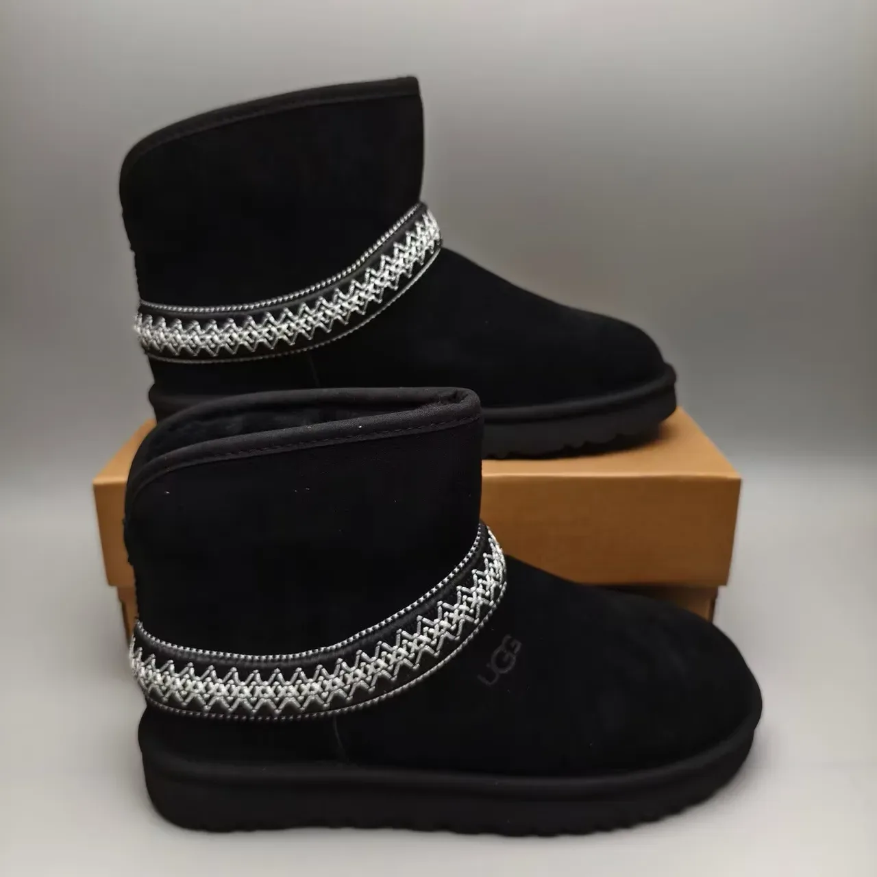 UGG Botas de Nieve Negro Plata Superior de Ante Bordada Geométrica 4