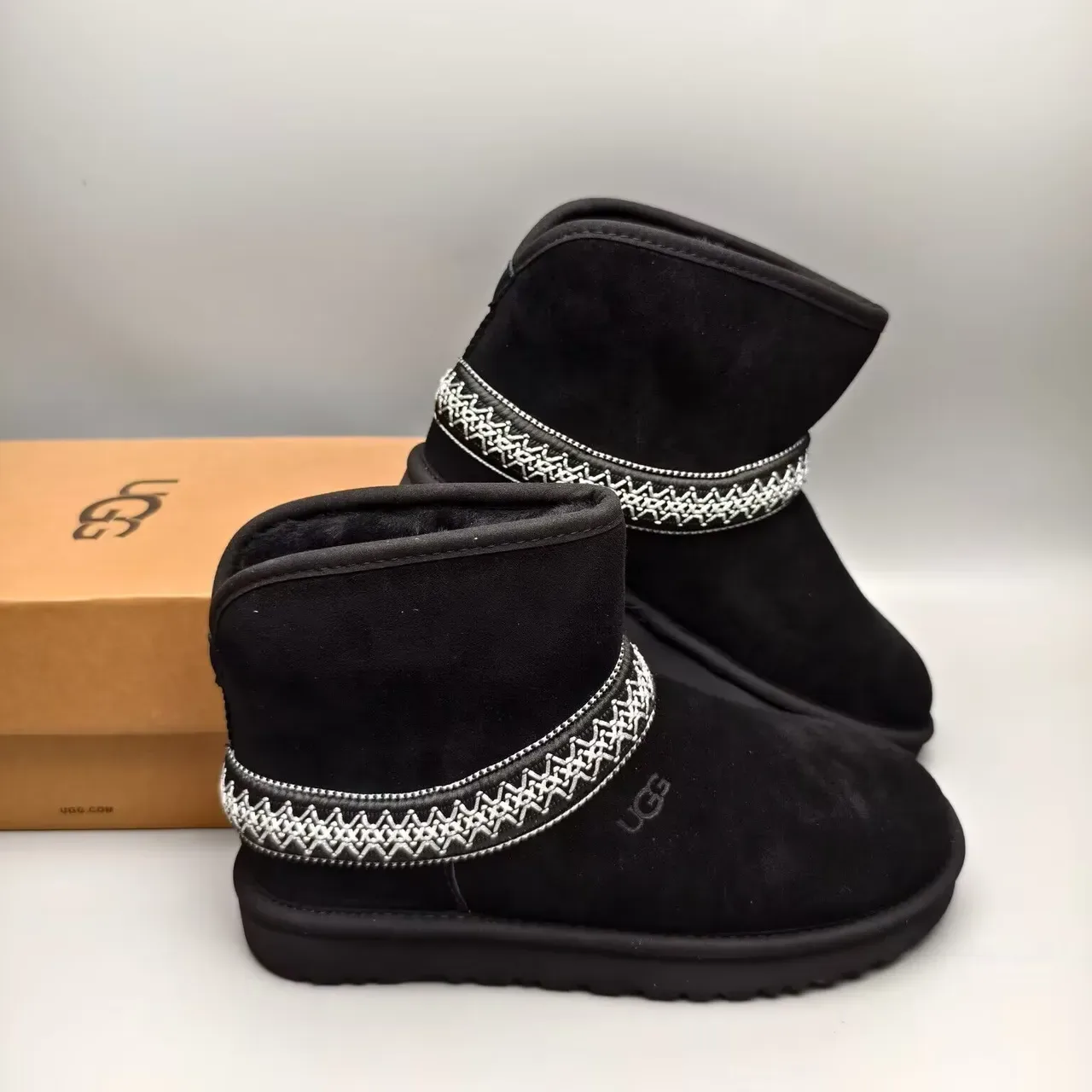 UGG Botas de Nieve Negro Plata Superior de Ante Bordada Geométrica 6