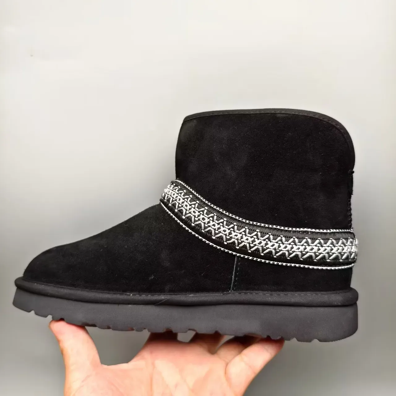 UGG Botas de Nieve Negro Plata Superior de Ante Bordada Geométrica 7