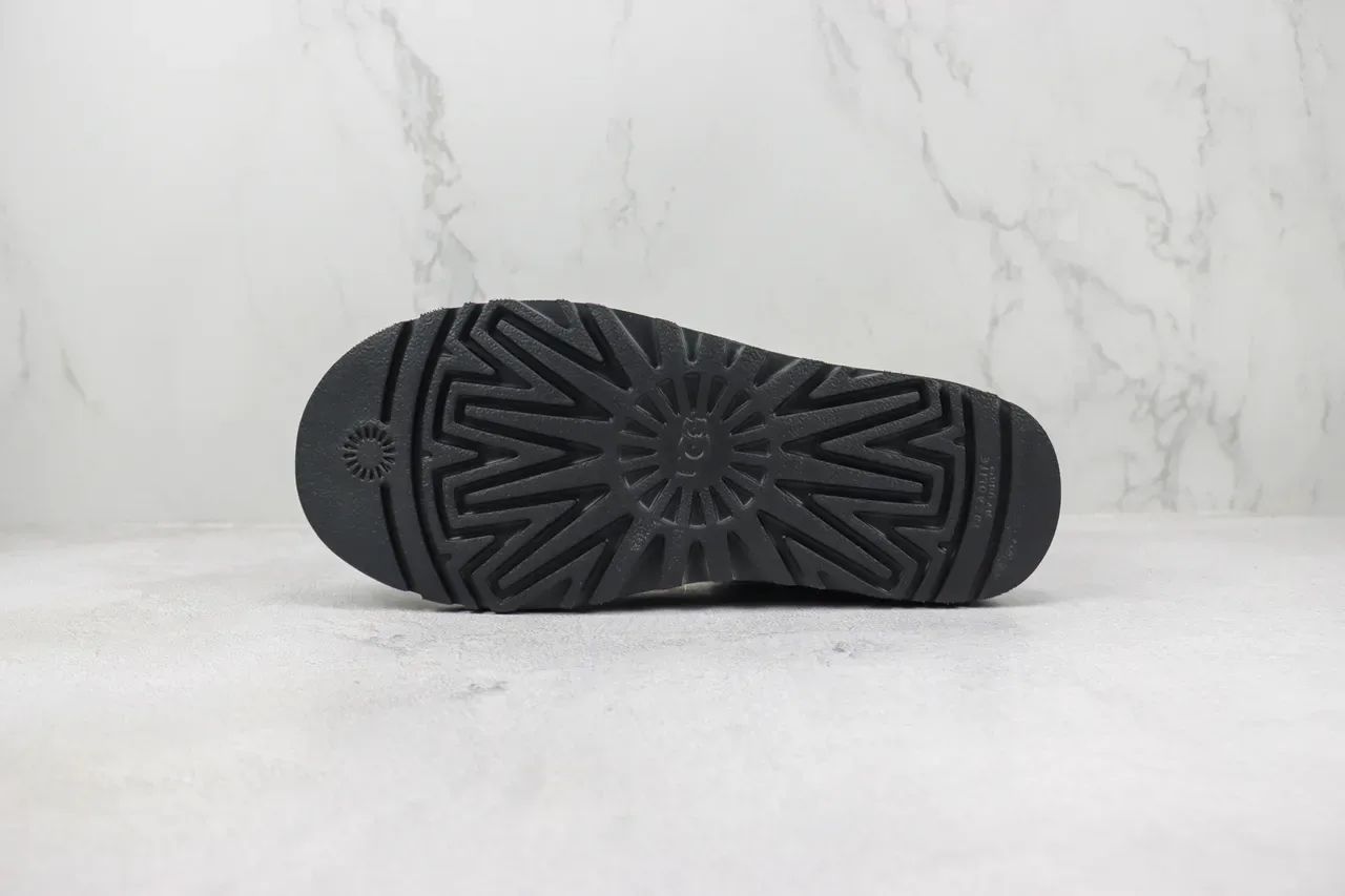 UGG काला सuede ऊपरी शीयरलिंग लाइन स्नो बूट 8