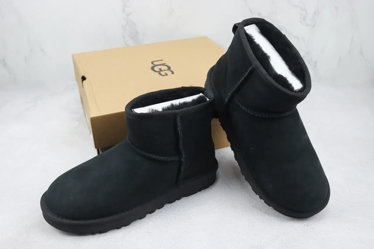 UGG काला सuede ऊपरी शीयरलिंग लाइन स्नो बूट 9