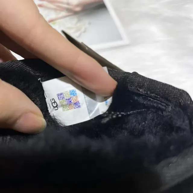 UGG ब्लैक व्हाइट सूड अपर प्लेटफॉर्म सोल स्नो बूट 3