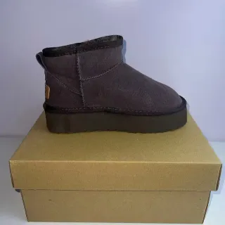 UGG 棕黑麂皮鞋面 羊毛衬里领 雪靴