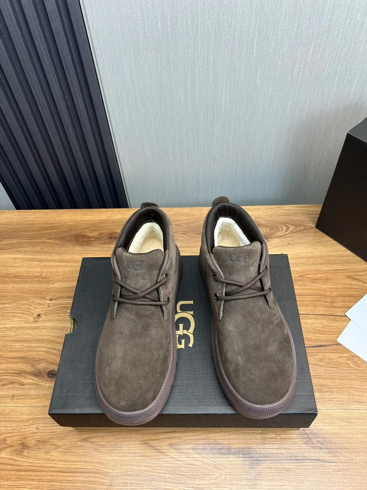 UGG বাদামি সুয়েড লেস-আপ প্ল্যাটফর্ম এনকেল বুট 2