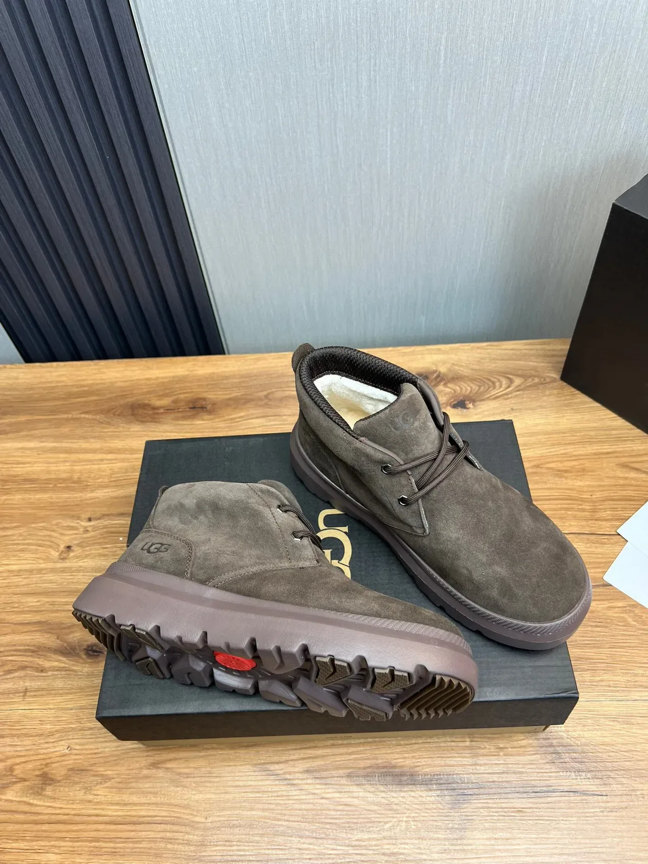 UGG বাদামি সুয়েড লেস-আপ প্ল্যাটফর্ম এনকেল বুট 4