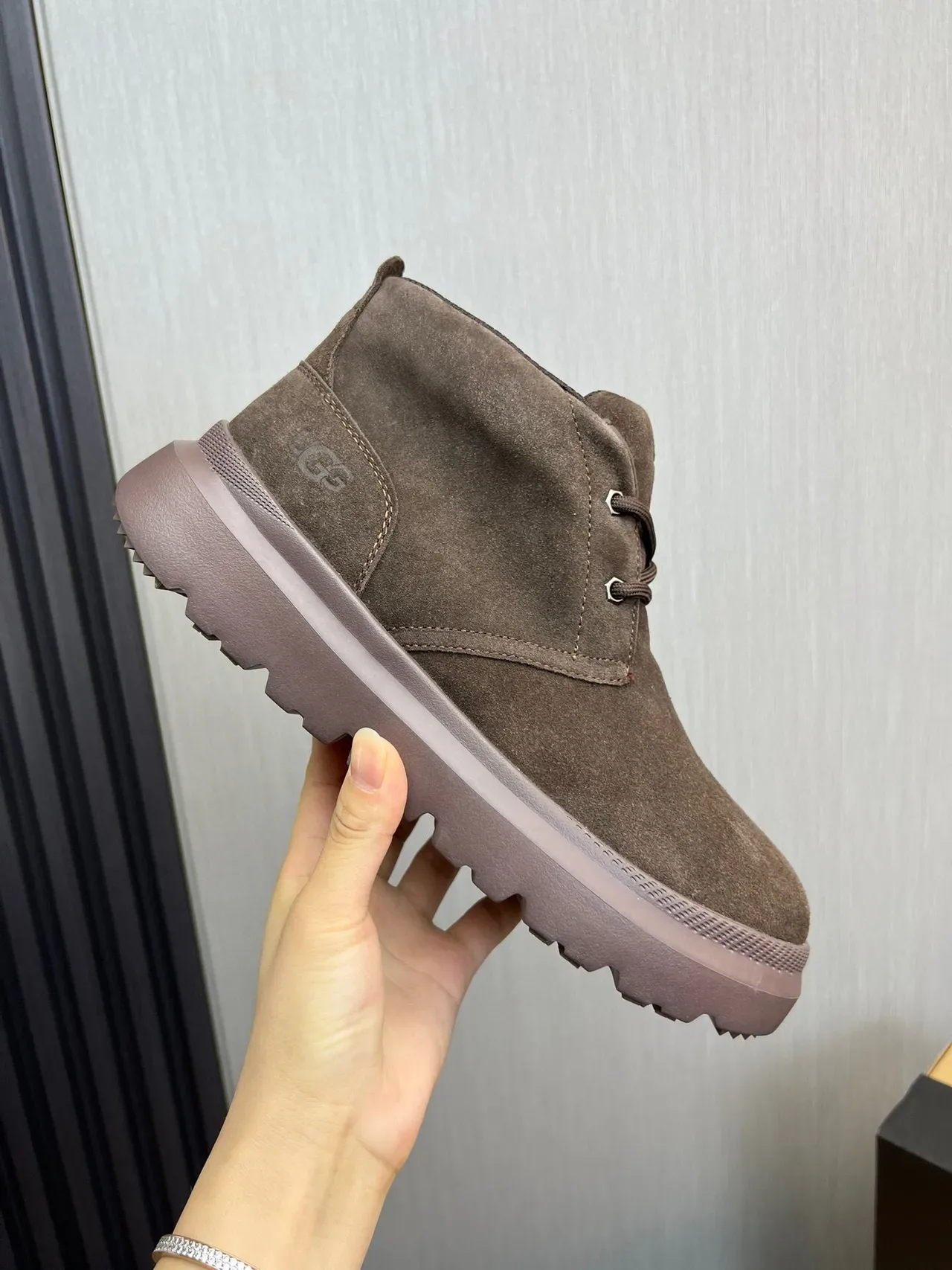 UGG বাদামি সুয়েড লেস-আপ প্ল্যাটফর্ম এনকেল বুট 6