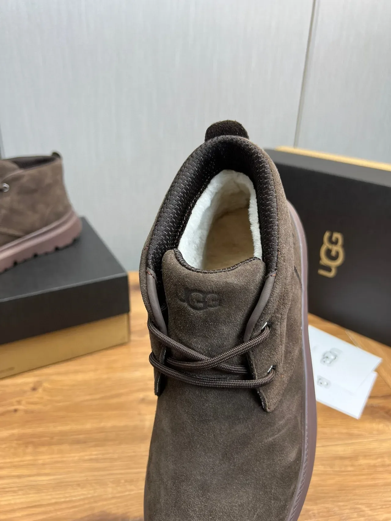 UGG বাদামি সুয়েড লেস-আপ প্ল্যাটফর্ম এনকেল বুট 7