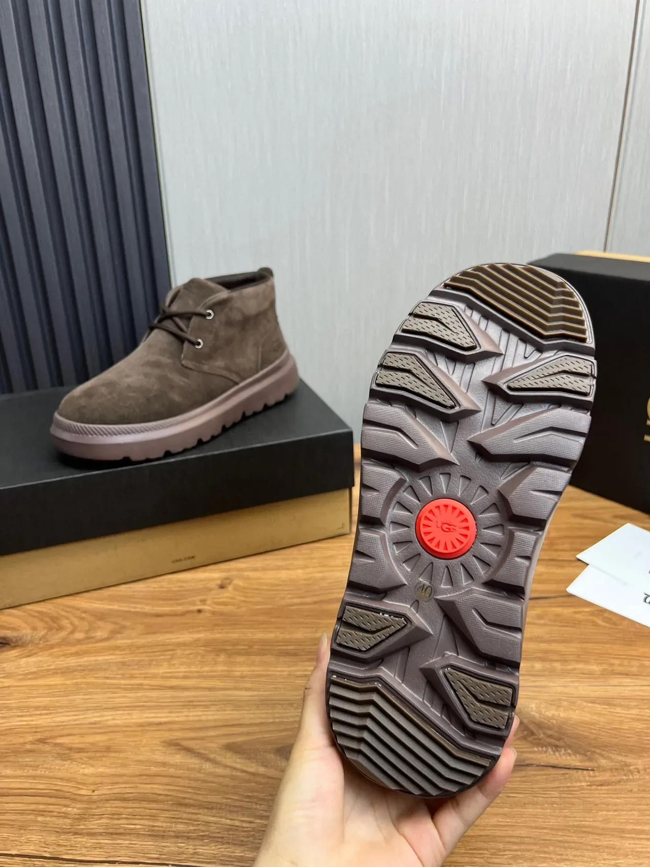 UGG বাদামি সুয়েড লেস-আপ প্ল্যাটফর্ম এনকেল বুট 8