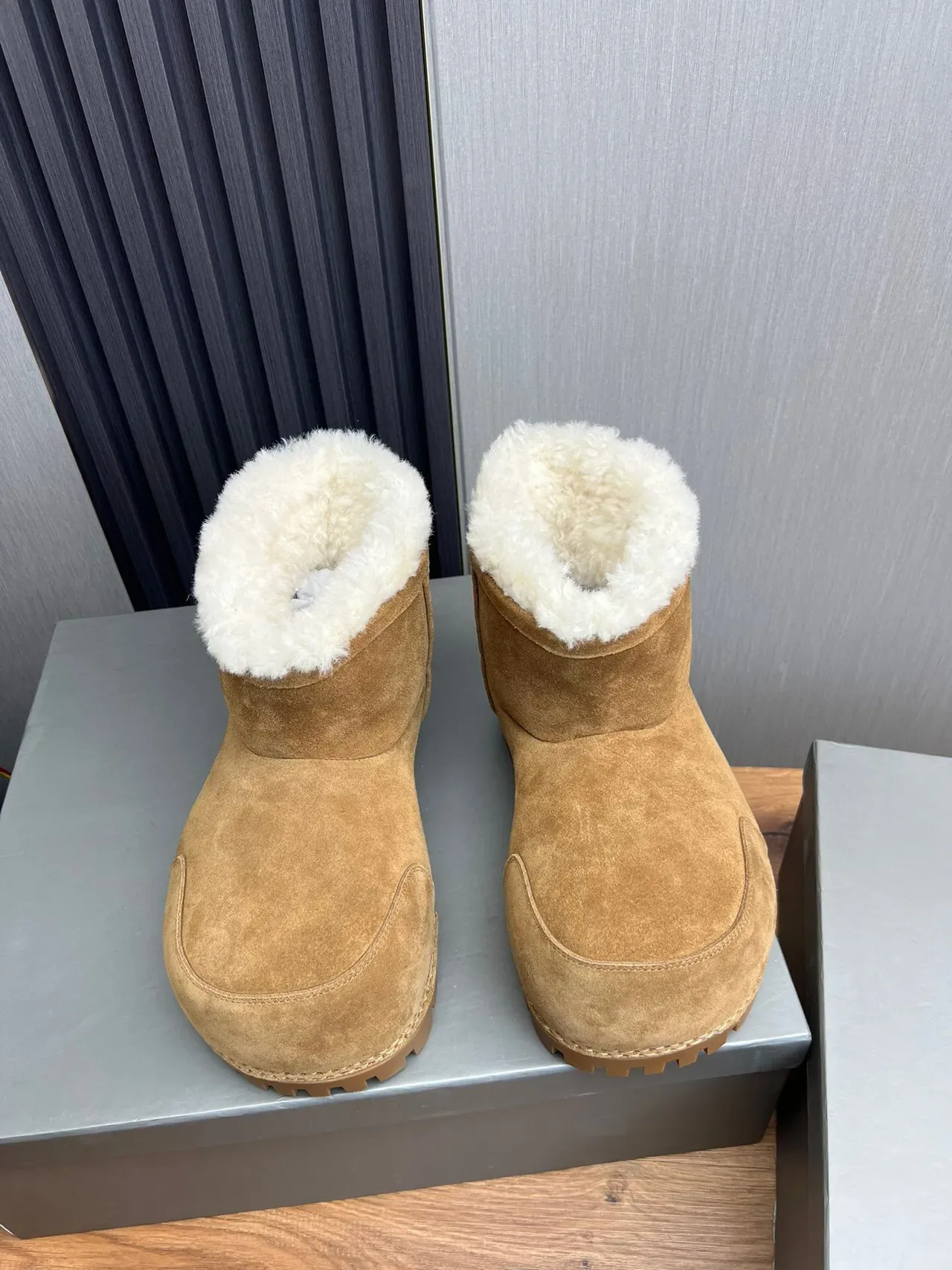 UGG 棕白麂皮鞋面羊毛内里翻毛雪地靴 2