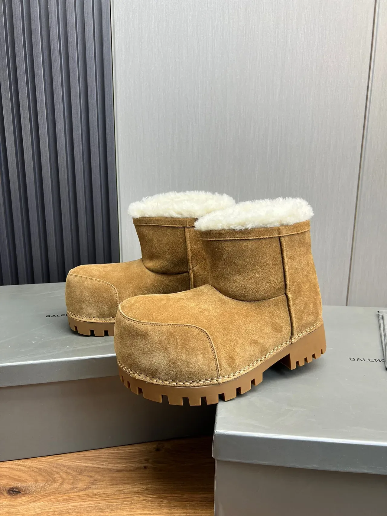 UGG 棕白麂皮鞋面羊毛内里翻毛雪地靴 3