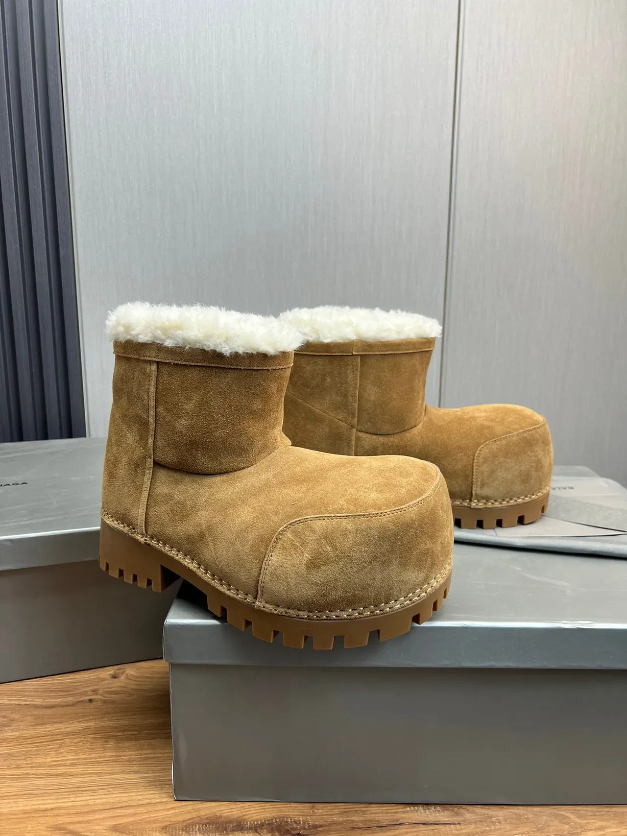 UGG 棕白麂皮鞋面羊毛内里翻毛雪地靴 4