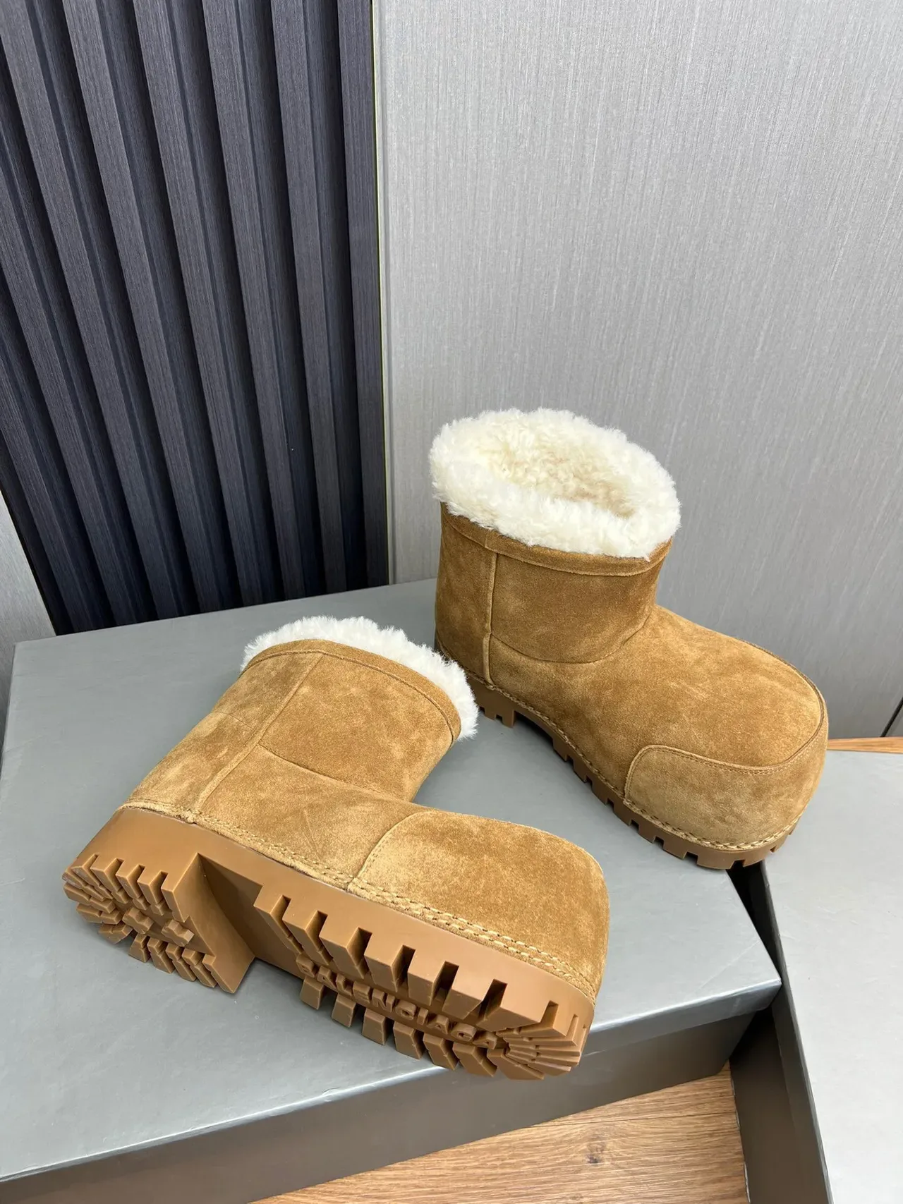 UGG 棕白麂皮鞋面羊毛内里翻毛雪地靴 6