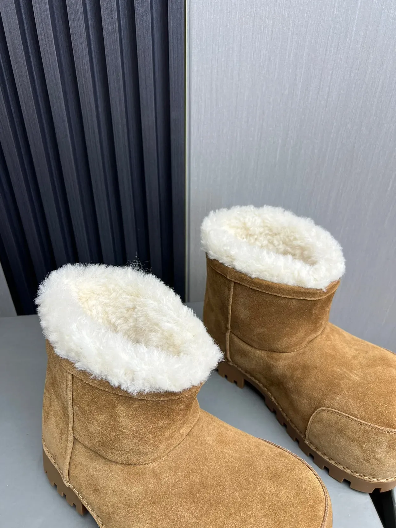 UGG 棕白麂皮鞋面羊毛内里翻毛雪地靴 8