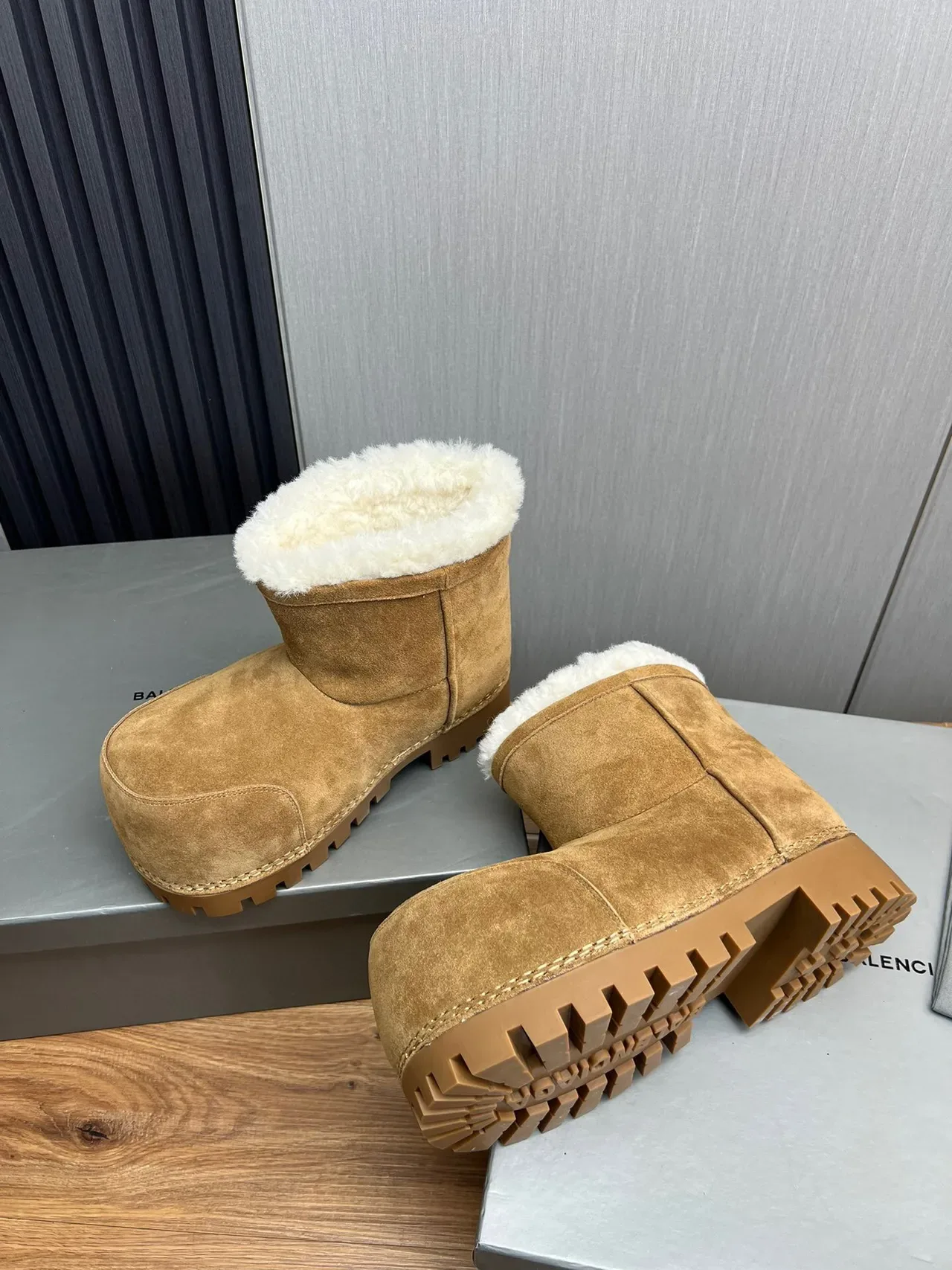 UGG 棕白麂皮鞋面羊毛内里翻毛雪地靴 9