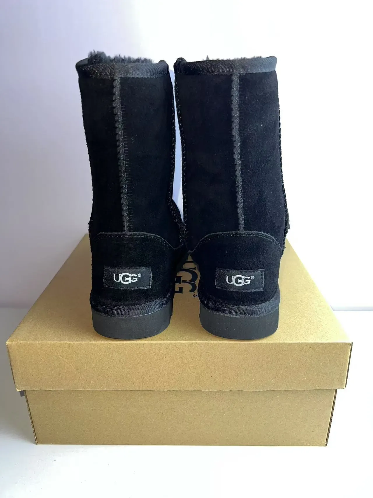 UGG经典黑色麂皮雪靴 2