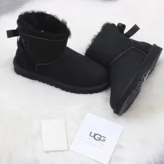 UGG كلاسيك ميني بوز أحذية ثلج أسود