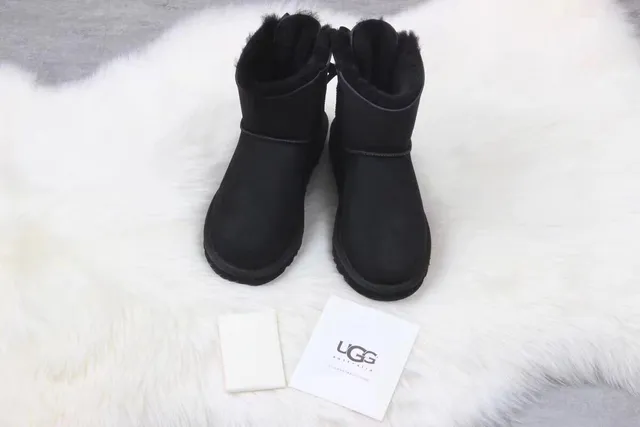UGG Botas de nieve clásicas mini con lazo negro 2