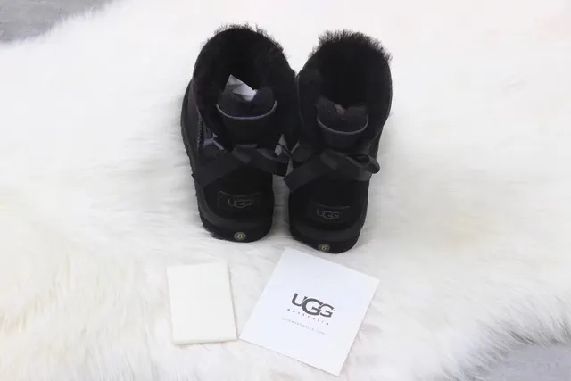 UGG Botas de nieve clásicas mini con lazo negro 3