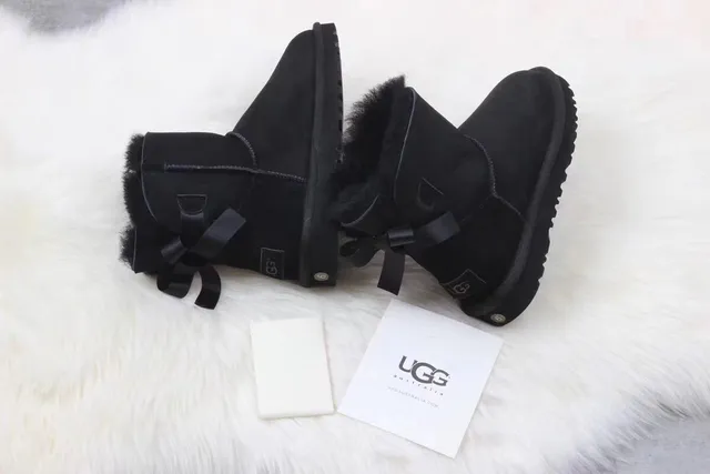 UGG Botas de nieve clásicas mini con lazo negro 4