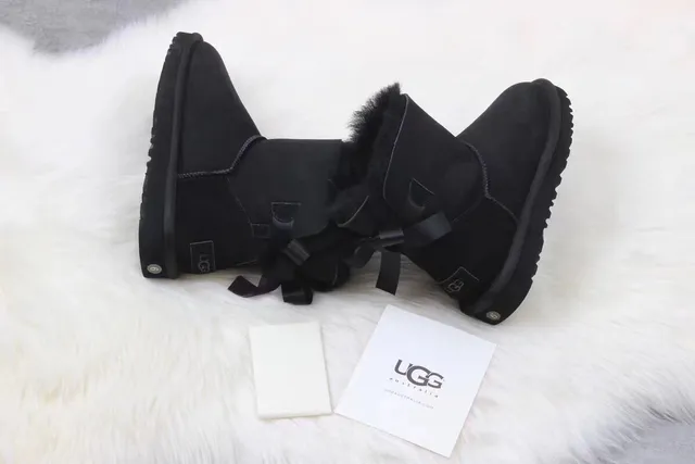 UGG Botas de nieve clásicas mini con lazo negro 5