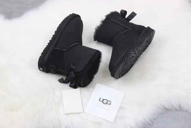 UGG Botas de nieve clásicas mini con lazo negro 6