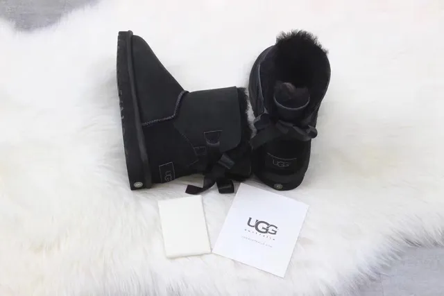UGG Botas de nieve clásicas mini con lazo negro 7
