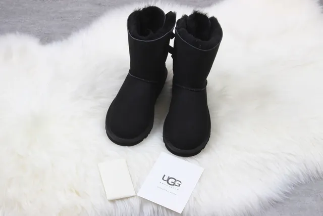 UGG क्लासिक मिनी बाउ काला स्नो बूट 2