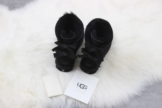 UGG क्लासिक मिनी बाउ काला स्नो बूट 3