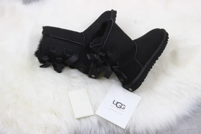 UGG क्लासिक मिनी बाउ काला स्नो बूट 4