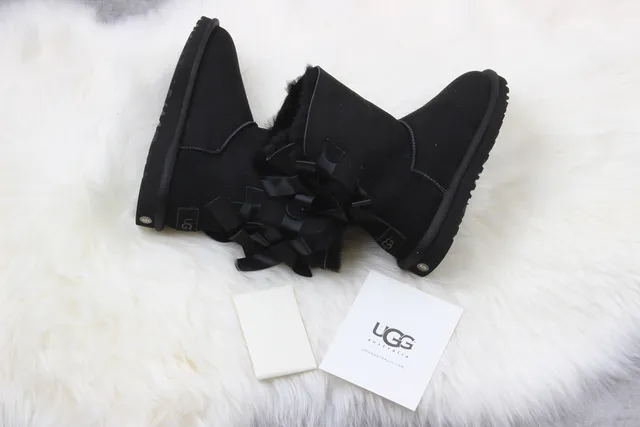 UGG क्लासिक मिनी बाउ काला स्नो बूट 5