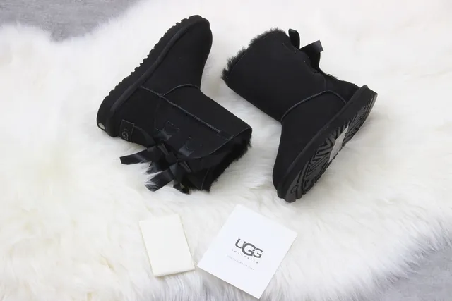 UGG क्लासिक मिनी बाउ काला स्नो बूट 6