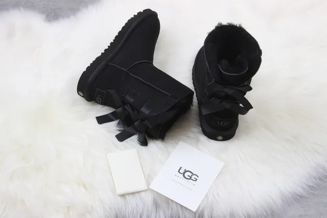 UGG क्लासिक मिनी बाउ काला स्नो बूट 7