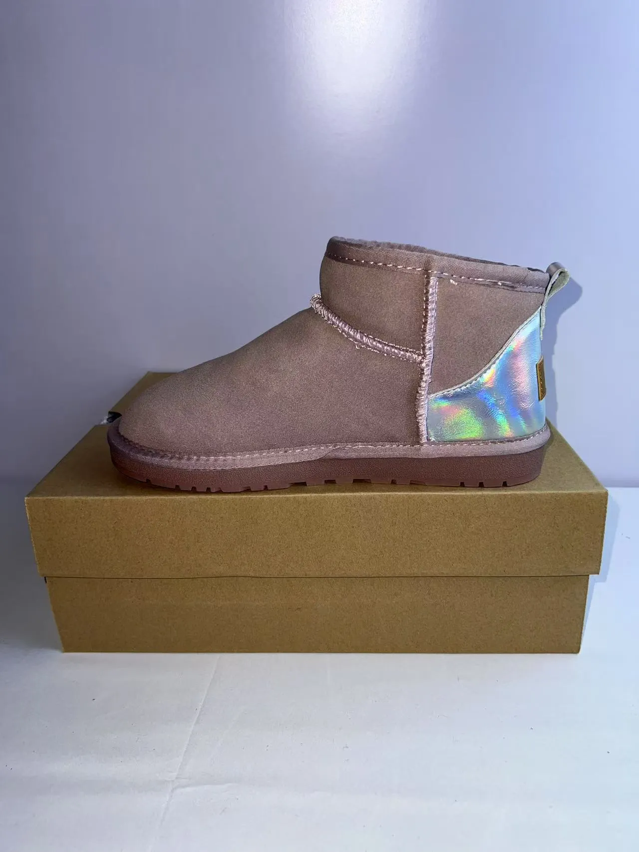 UGG Classic Mini होलोग्राफिक हील स्यूड स्नो बूट 5
