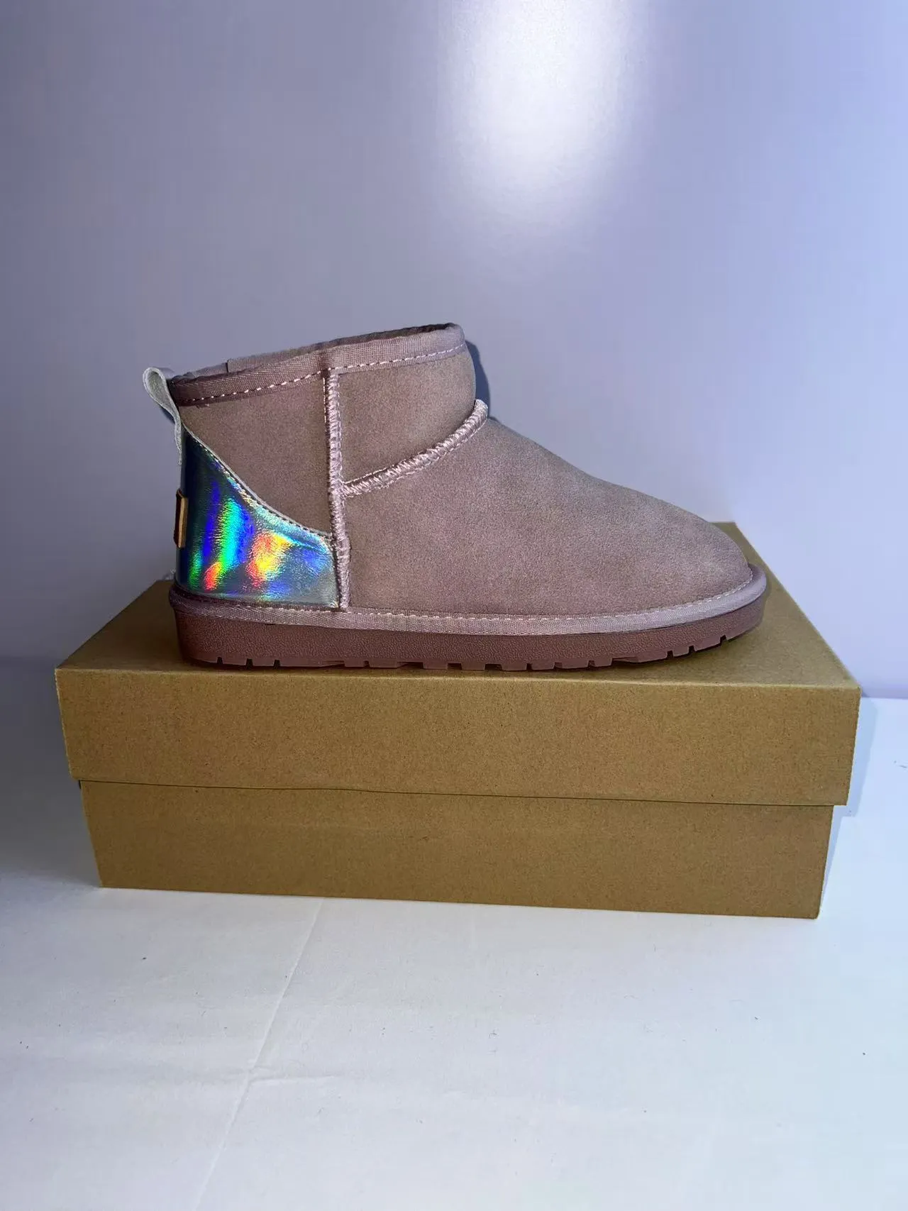 UGG Classic Mini होलोग्राफिक हील स्यूड स्नो बूट 2
